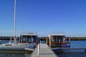 Bateau-hôtel Houseboat Floating House \  18311 Ribnitz-Damgarten Mecklembourg-Poméranie