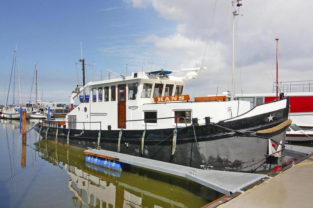 Bateau-hôtel Houseboat Holländischer Schlepper, Ribnitz-Damgarten  18311 Ribnitz-Damgarten