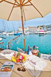 La Ornella - Location bateau à quai de Thierry Bourgait