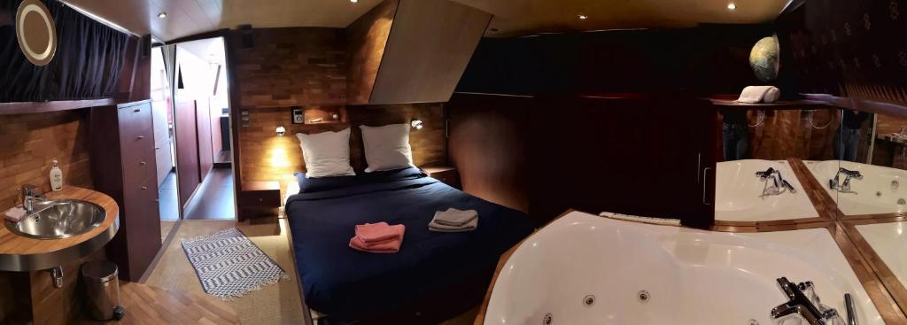 Bateau-hôtel Le Bateau Ivre 147 Rue Lucien Faure, Quai des Caps 33300 Bordeaux