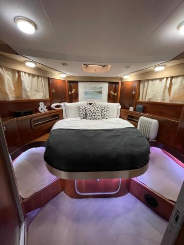 Luxury privat yacht heart of city
