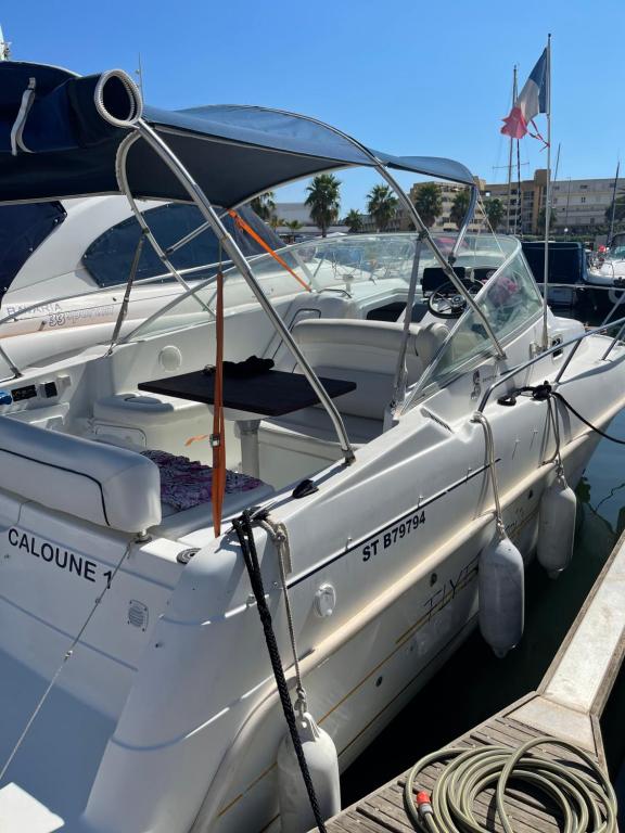 Ma Choune Bateau à quai village naturiste Avenue de Port Ambonne, 34300 Le Cap d\'Agde