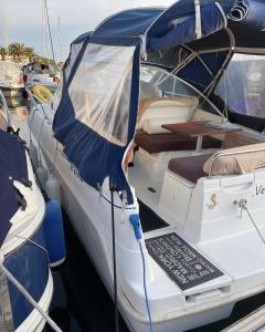 Ma Choune Bateau à quai village naturiste