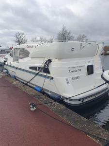 Bateau-hôtel Magnifique bateau au coeur du Nivernais à l'étang de BAYE Pougeats 58110 Bazolles Bourgogne