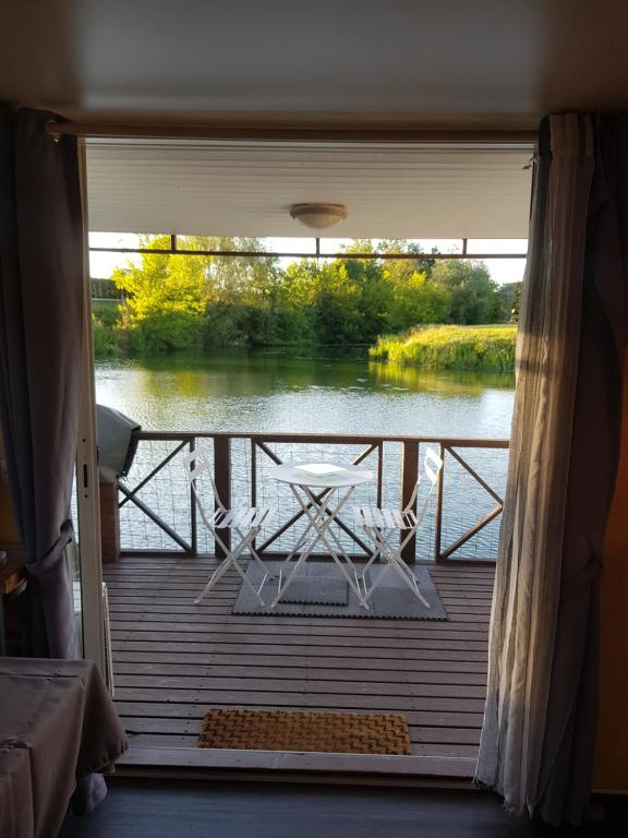 Bateau-hôtel Mobil-home flottant SEURRE vue panoramique sur l'eau jacuzzi privé en option 8 Rue de la Perche À l'Oiseau 21250 Seurre