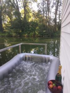 Mobil-home flottant SEURRE vue panoramique sur l'eau jacuzzi privé en option