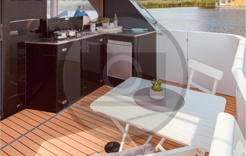 Nice ship-boat in Havelsee with 2 Bedrooms