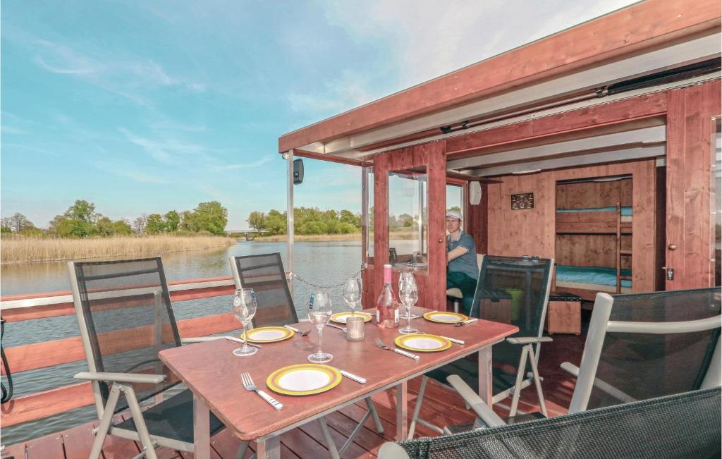 Bateau-hôtel Nice ship-boat in Radewege with 2 Bedrooms  14778 Radewege