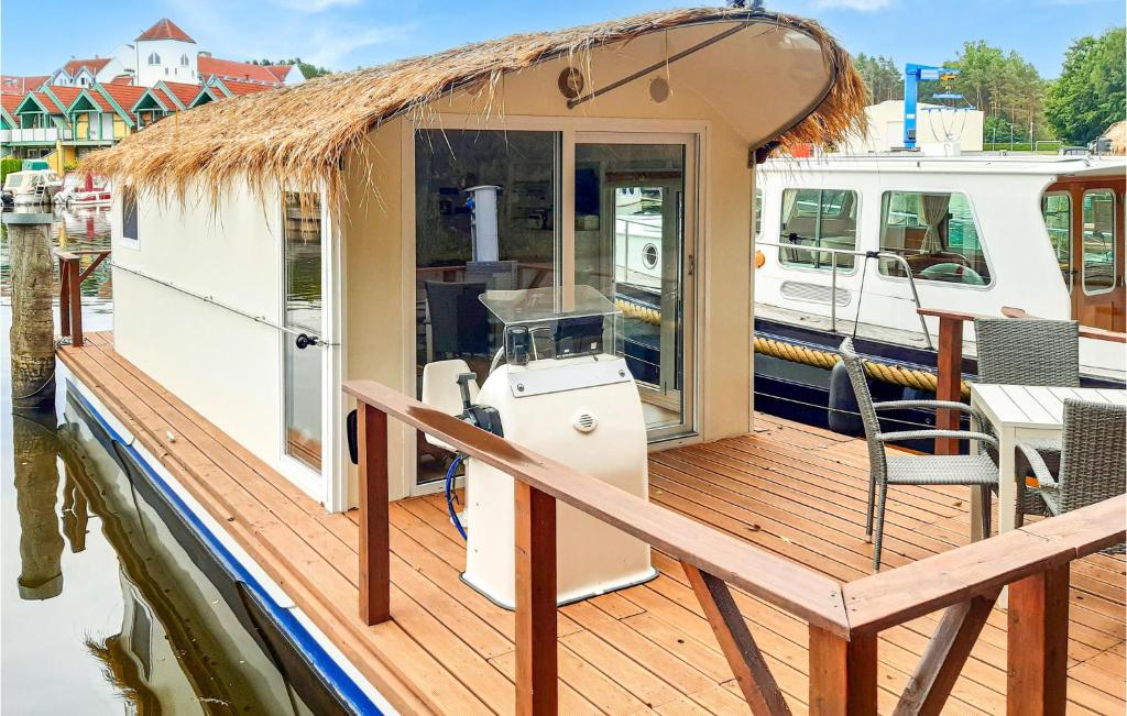 Bateau-hôtel Nice ship-boat in Rheinsberg Hafendorf with 1 Bedrooms  16831 Hohenelse