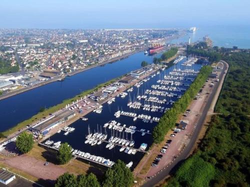 Nuit insolite sur l'eau au port de Ouistreham
