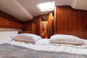 NUIT SUR UN BATEAU