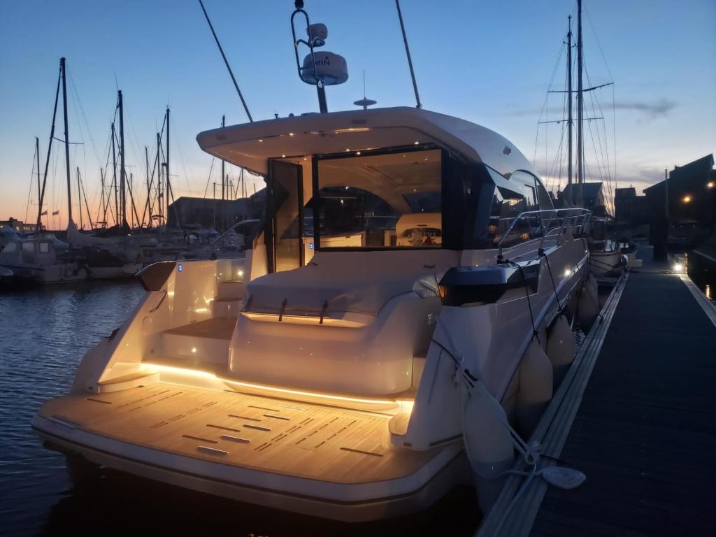 Bateau-hôtel Puissance, Elegance et Style, Yacht à Deauville 3 Quai des Marchands 14800 Deauville