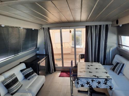 Rêves de vie bateau à quai très confortable sur l' Ile des Embiez