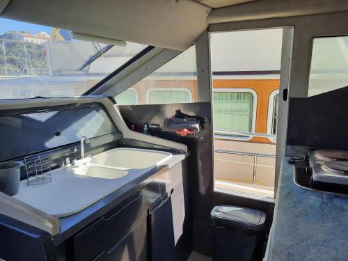 Rêves de vie bateau à quai très confortable sur l' Ile des Embiez