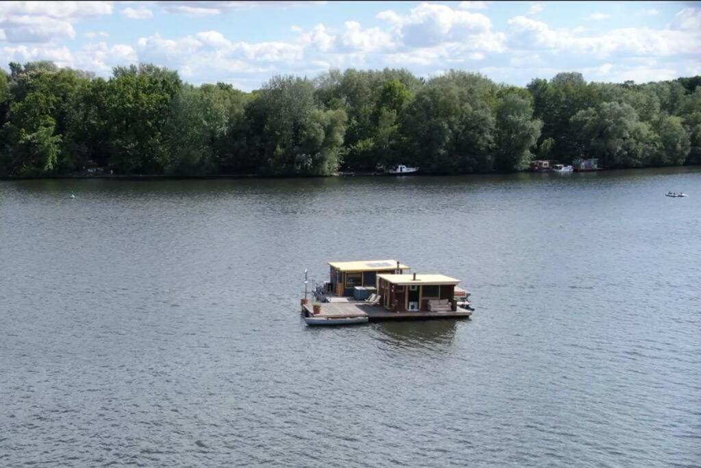 Bateau-hôtel Saunainsel - Hausboot mit schwimmender Sauna, Hottub und Tretboot in Berlin 32 Tunnelstraße 10245 Berlin