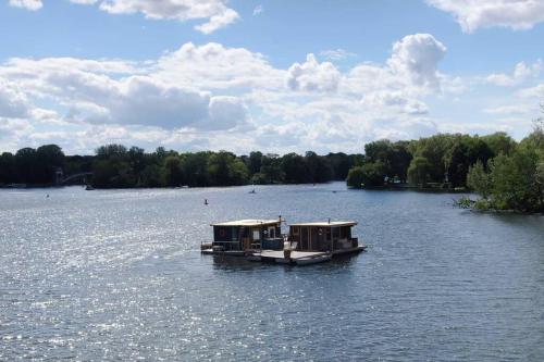 Saunainsel - Hausboot mit schwimmender Sauna, Hottub und Tretboot in Berlin