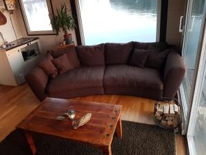Saunainsel - Hausboot mit schwimmender Sauna, Hottub und Tretboot in Berlin