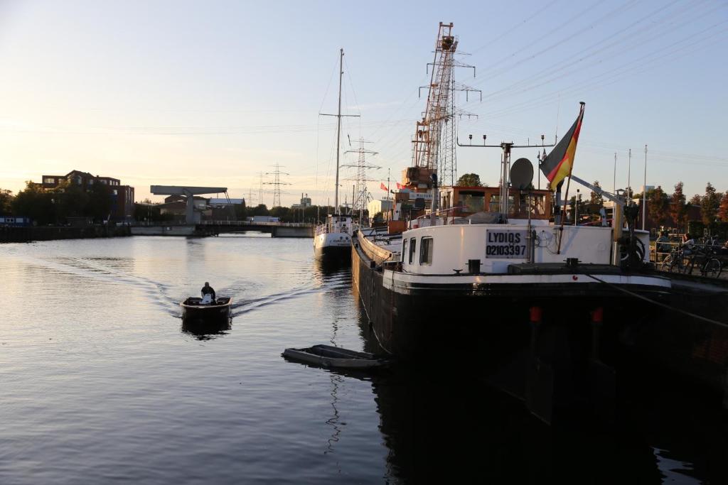 Bateau-hôtel Schiffshotel \ Lotsekai 8 Binnenschiff neben der Fußgängerbrücke 21079 Hambourg