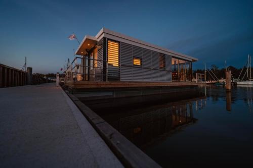 Schwimmendes Haus - Hausboot Trinity