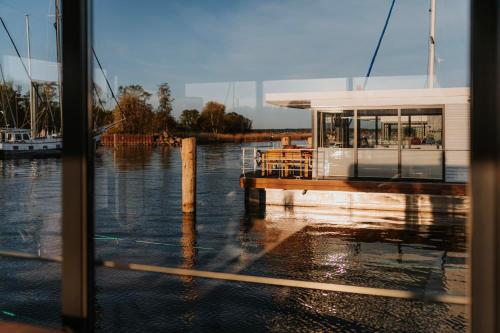 Schwimmendes Haus - Hausboot Trinity