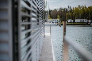 Schwimmendes Haus - Hausboot Trinity