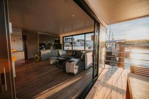 Schwimmendes Haus - Hausboot Trinity