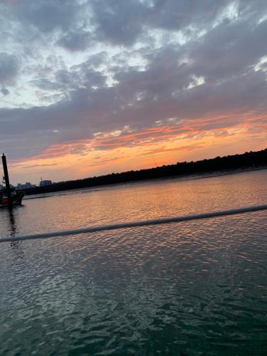 Segelboot in Strandnähe