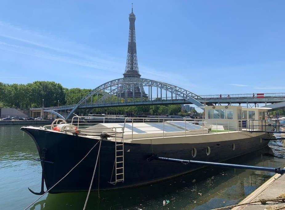 Bateau-hôtel Séjour sur péniche de luxe face Tour Eiffel Port Debilly 75016 Paris