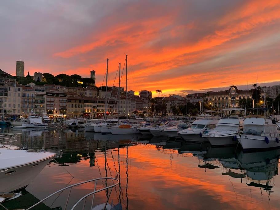 Bateau-hôtel Séjour sur un Yacht de 15 m - Plein centre Cannes Jetée Albert Edouard 06400 Cannes