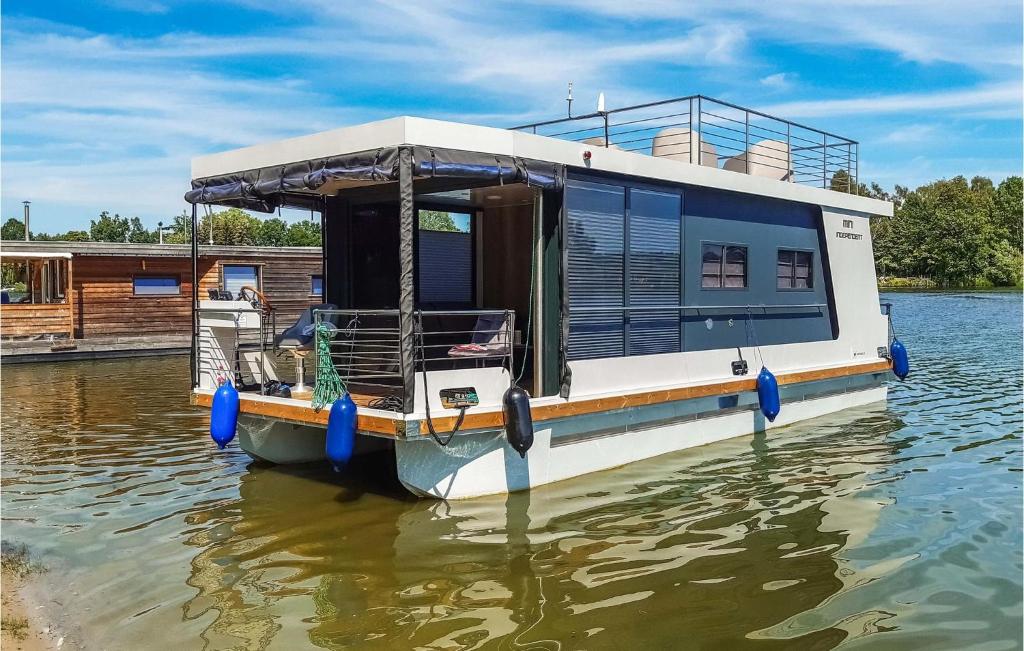 Stunning ship-boat in Havelsee OT Ktzkow with 1 Bedrooms , 14798 Kützkow