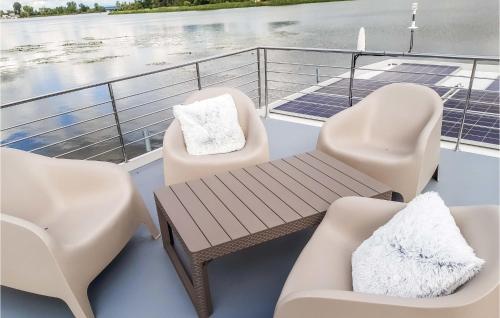 Stunning ship-boat in Havelsee OT Ktzkow with 1 Bedrooms