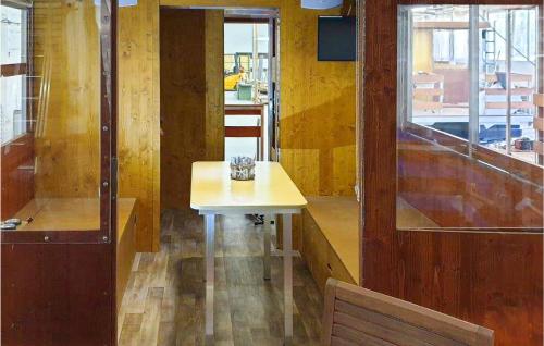 Stunning ship-boat in Neustrelitz with 2 Bedrooms and WiFi