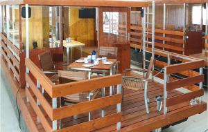 Stunning ship-boat in Neustrelitz with 2 Bedrooms and WiFi