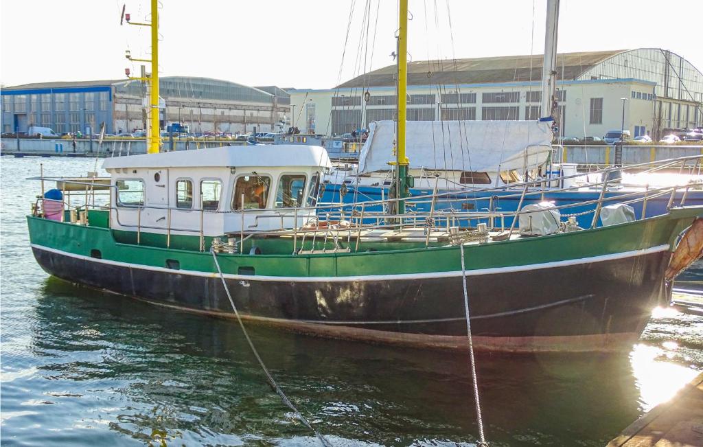 Bateau-hôtel Stunning ship-boat in Wismar with 2 Bedrooms and WiFi  23966 Wismar