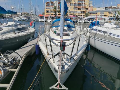 Super bateau (voilier) à l'eau au port de Gruissan