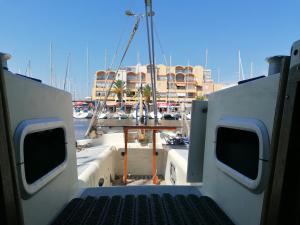 Super bateau (voilier) à l'eau au port de Gruissan
