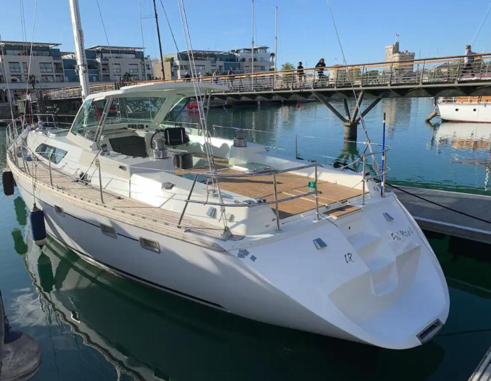 Bateau-hôtel Superbe et atypique voilier de 18m au coeur de la ville Devant l'espace Encan Bassin des Chalutiers 17000 La Rochelle