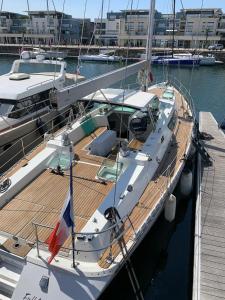 Bateau-hôtel Superbe et atypique voilier de 18m au coeur de la ville Devant l'espace Encan Bassin des Chalutiers 17000 La Rochelle -1