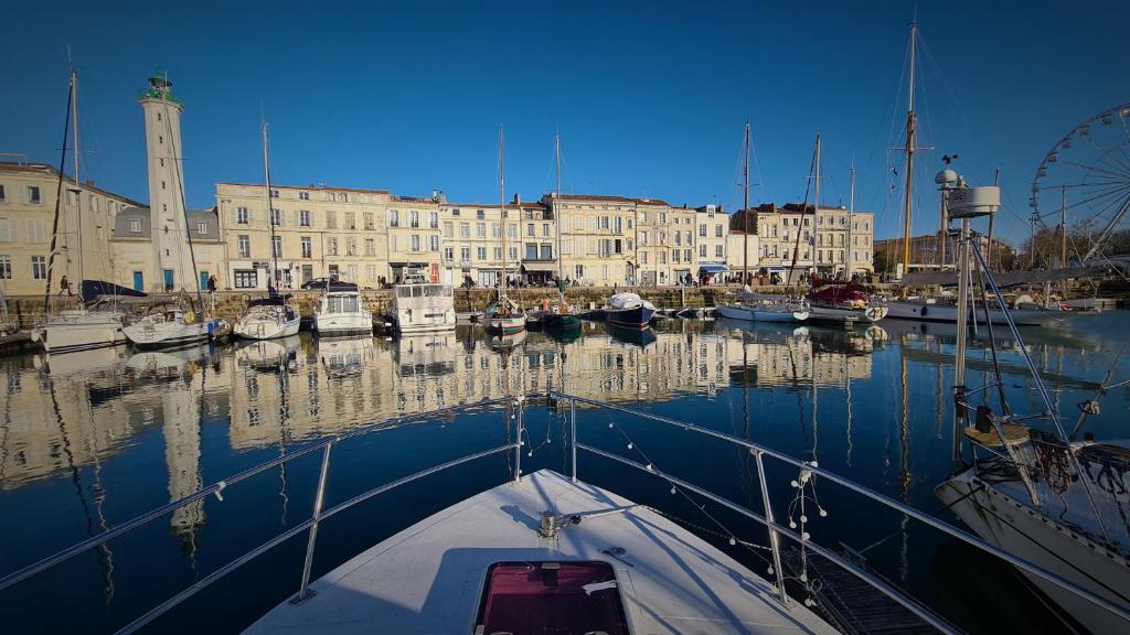 Bateau-hôtel Vedette vue à 360 sur le vieux port de la Rochelle 57 Quai Valin 17000 La Rochelle