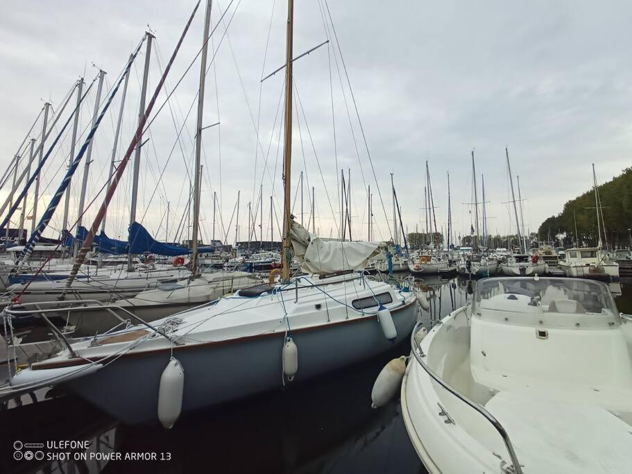 Bateau-hôtel Voilier de l'amour, a bord d'AMOR profitez en bien Esplanade Eric Tabarly 14150 Ouistreham