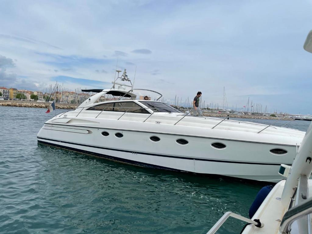 Bateau-hôtel Yacht 17M Cannes Croisette Port Canto,3 Ch,clim,tv Boulevard de la Croisette 06400 Cannes