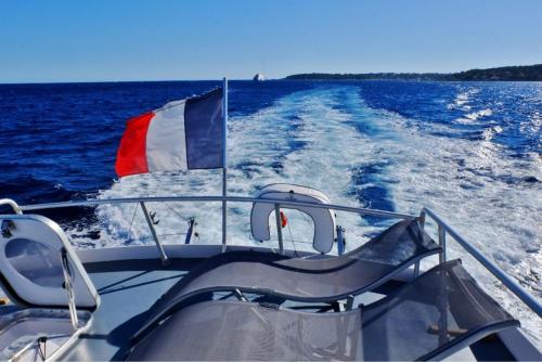 Yacht Priape Saint Tropez au mouillage / at anchor