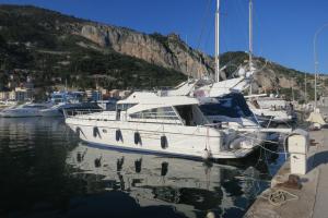 Bateau-hôtel Yacht Summertime 3 Bedrooms Port Garavan  Place 1214 06502 Menton Provence-Alpes-Côte d\'Azur