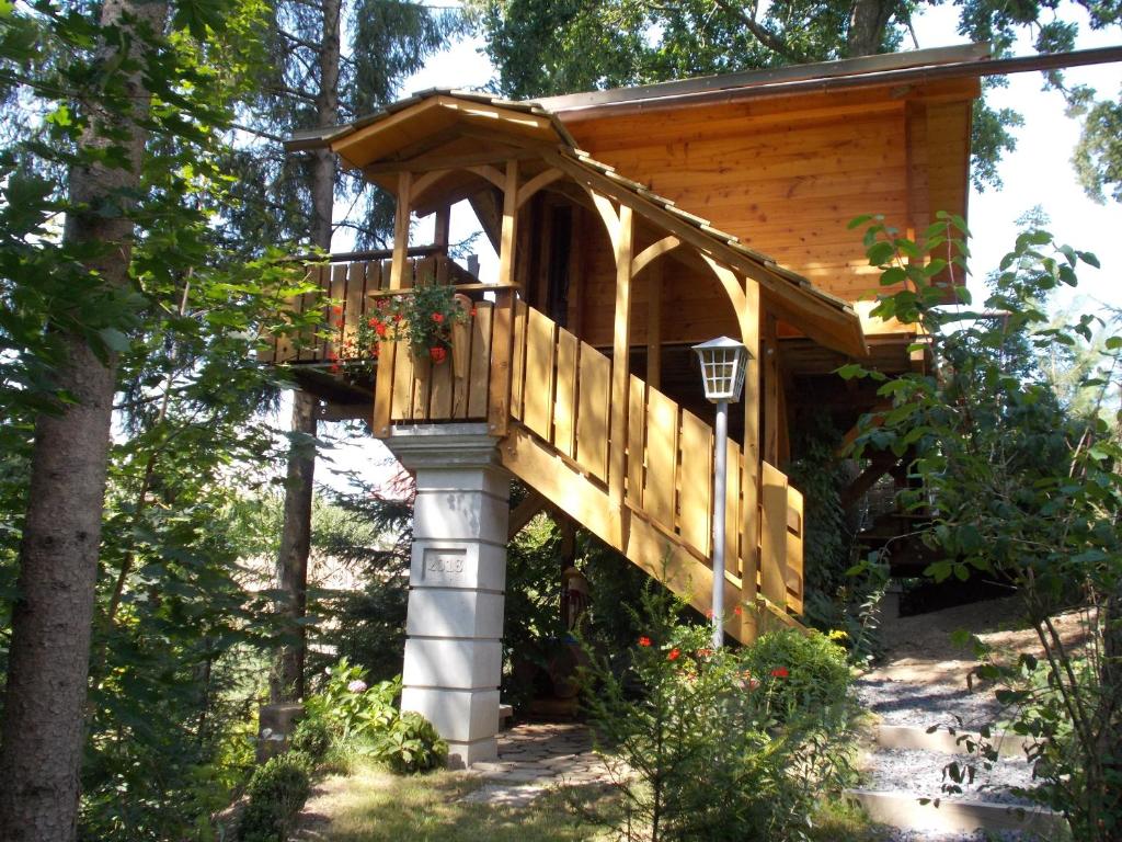 Chalet Baumhaus Wolfshöhle Bergstraße 15, 86850 Fischach