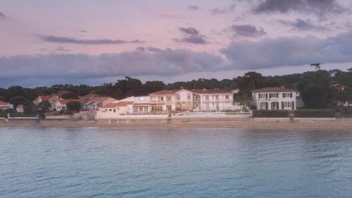 Beach Hotel - Le Grand Chalet Ronce-les-Bains france