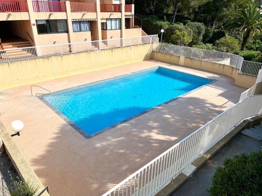 Appartement Beach Walk Grand studio Climatisé, place de parking, piscine 63 Rue de Marivaux, 83150 Bandol