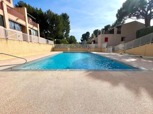 Beach Walk Grand studio Climatisé, place de parking, piscine Bandol france