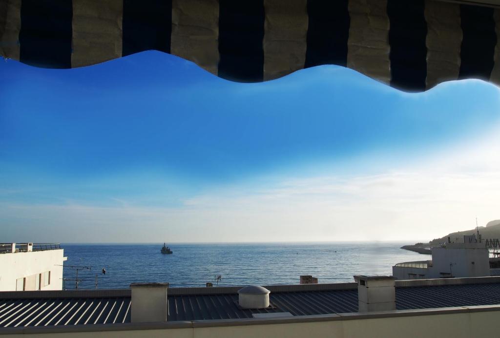 Maison de vacances Beachside Sunny Balcony by TimelyStay Rua da Cruz n1 - 1C, 2970-735 Sesimbra