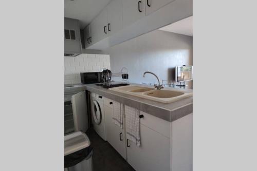 Appartement Beau T2 2* rénové,climatisé centre de la Favière 212 Boulevard du front de mer Le Mar y Sol Bormes-les-Mimosas