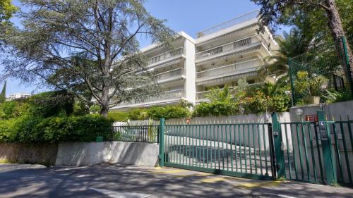 Beau T2 dans Résidence avec Piscine proche mer + PK Cannes france